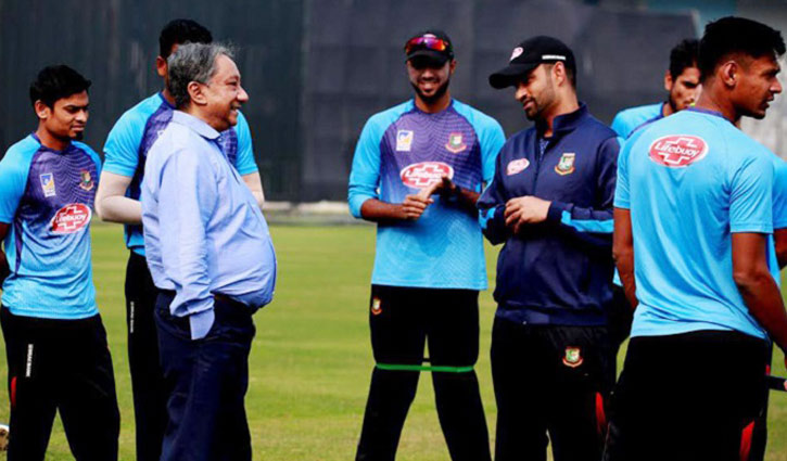 Read more about the article দ. আফ্রিকায় টেস্ট দলের ভরাডুবি, ক্রিকেটারদের ডেকেছেন নাজমুল