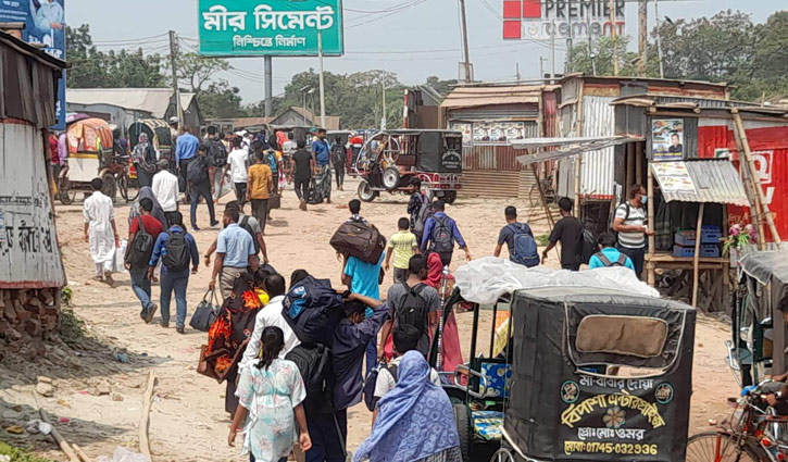 Read more about the article দৌলতদিয়ায় ঘরমুখো মানুষের ঢল