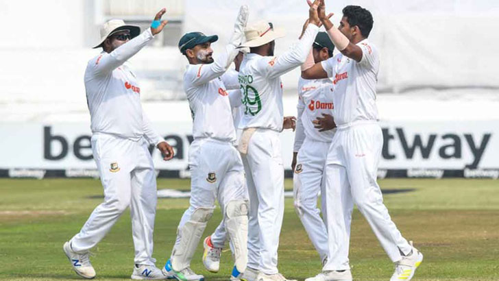 Read more about the article দক্ষিণ আফ্রিকার উদ্বোধনী জুটি ভাঙলেন খালেদ