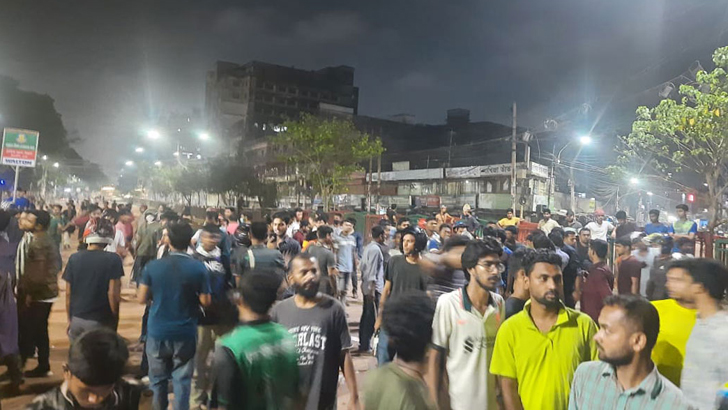 Read more about the article ফের সড়কে শিক্ষার্থীরা