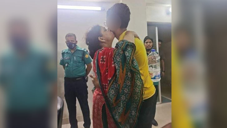Read more about the article সেই মা-ছেলেকে আটকের কারণ জানালেন স্বরাষ্ট্রমন্ত্রী