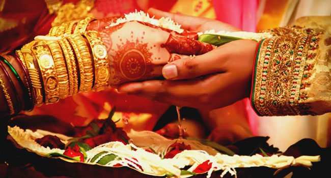 Read more about the article পুরুষ সেজে চাচিকে বিয়ে করল তরুণী