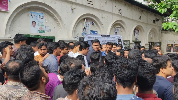 Read more about the article সম্মেলন প্রত্যাশীদের তোপের মুখে ছাত্রলীগ সভাপতি-সাধারণ সম্পাদক
