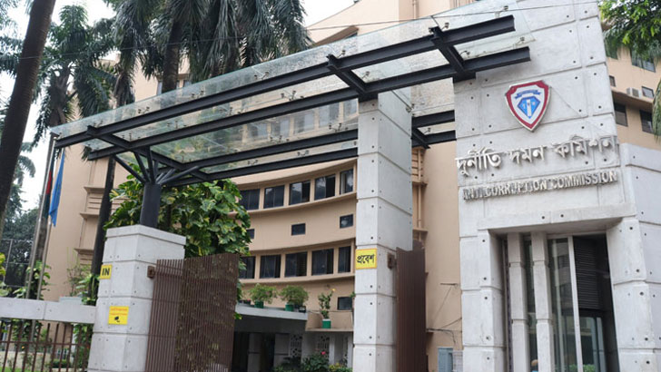 Read more about the article কেউ আমলে নেয় না দুদকের সুপারিশ