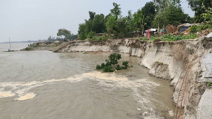 Read more about the article যমুনায় বিলীন ২৫ বাড়িঘর