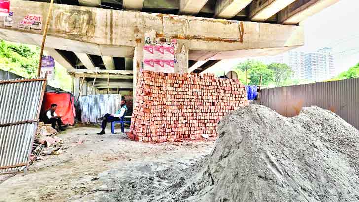 Read more about the article বেদখল নিচের অংশ, কোটি টাকা বাণিজ্য
