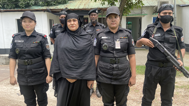 Read more about the article তরুণীকে হেনস্থা করা সেই নারী ৩ দিনের রিমান্ডে