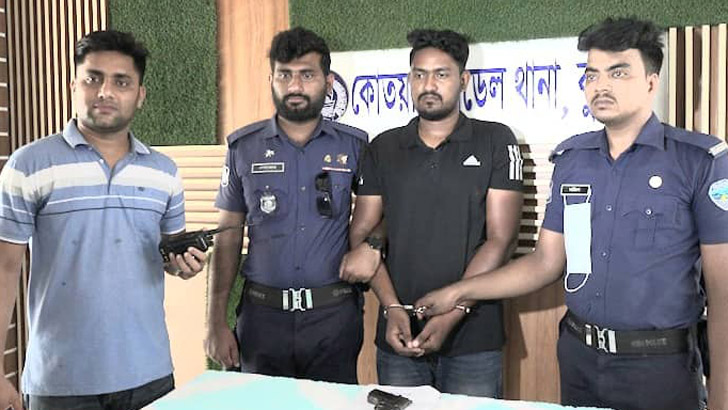 Read more about the article অস্ত্রসহ সন্ত্রাসী গ্রেফতার