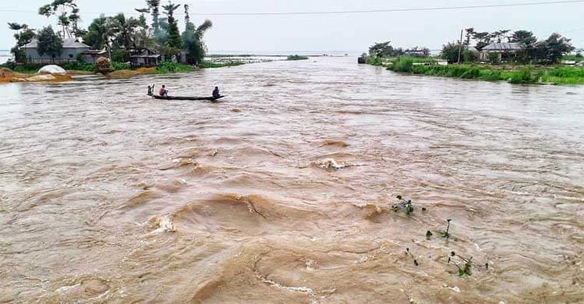 Read more about the article সুনামগঞ্জে বেড়েছে সুরমা নদীর পানি, গ্রাম-লোকালয় প্লাবিত