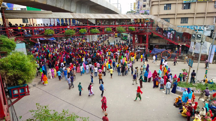 Read more about the article দ্রব্যমূল্য বৃদ্ধির প্রতিবাদে রাজধানীতে ফের পোশাক শ্রমিকদের সড়ক অবরোধ