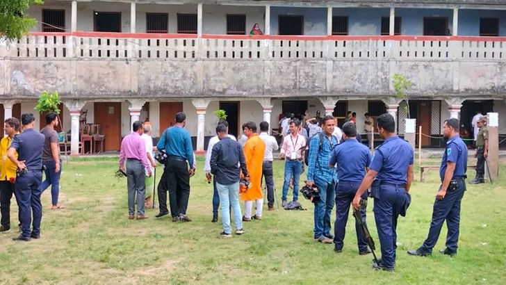 Read more about the article ইভিএমে ‘জটিলতা’, ভোট না দিয়েই কেন্দ্র ছাড়ছেন ভোটাররা