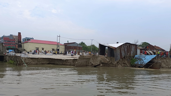 Read more about the article বন্যায় ভেসে গেল ঘুমন্ত ২ যুবক