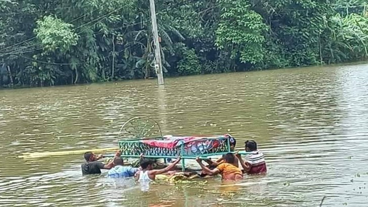 Read more about the article বন্যায় গ্রামের পর গ্রাম প্লাবিত, লাশ দাফনেরও জায়গা নেই
