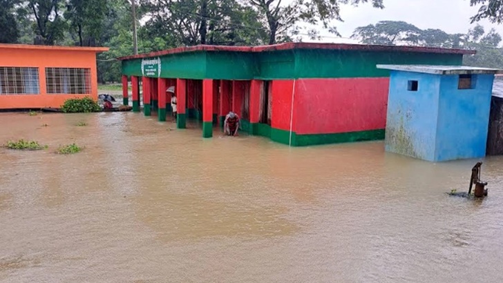Read more about the article নেত্রকোনায় ১ লাখ ৬ হাজার ৬৮৮ মানুষ আশ্রয়কেন্দ্রে