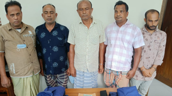 Read more about the article পুলিশের পোশাক পরে ডাকাতি, গ্রেফতার ৫