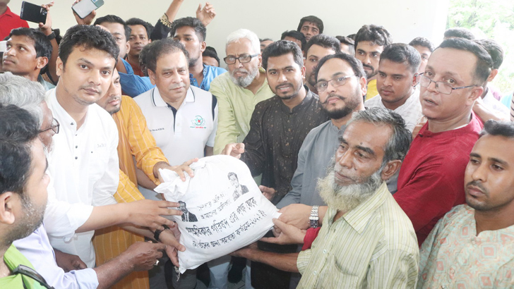 Read more about the article ‘বন্যায় মানুষ কষ্ট পাচ্ছে, সরকার পদ্মা সেতু নিয়ে ব্যস্ত’