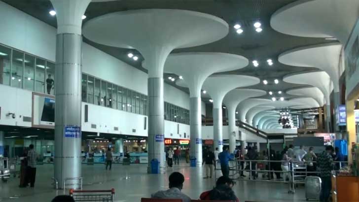 Read more about the article শার্টের ভেতর বিশেষ কায়দায় লুকানো ছিল ২২ লাখ রিয়াল, পালিয়েছেন যাত্রী