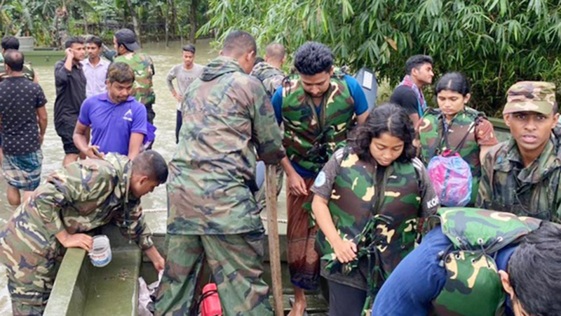 Read more about the article সুরমার চরে আটকা পড়া শিক্ষার্থীদের উদ্ধার করল সেনাবাহিনী