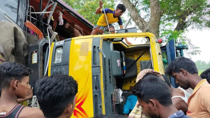 Read more about the article ভুল লেনে গিয়ে দুই ট্রাকের সঙ্গে বাসের সংঘর্ষ, নিহত ৩
