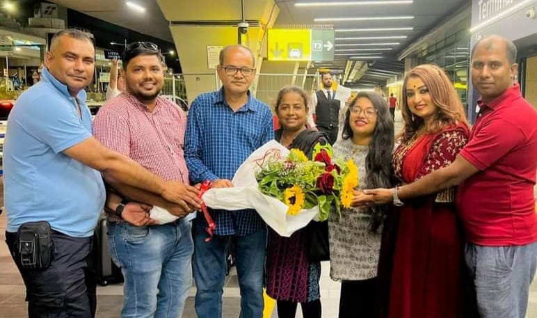 Read more about the article সাংবাদিক পরিবারের পক্ষ থেকে হাসান মাহমুদকে বিমানবন্দরে অভ্যর্থনা