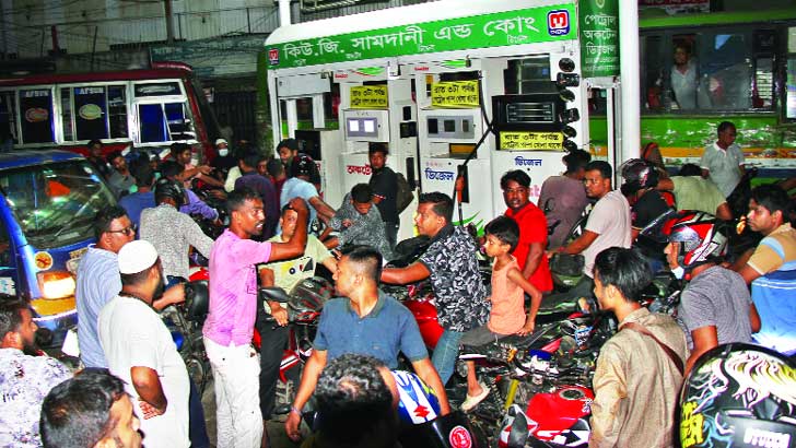 Read more about the article তেল না পেয়ে অবরোধ বিক্ষোভ