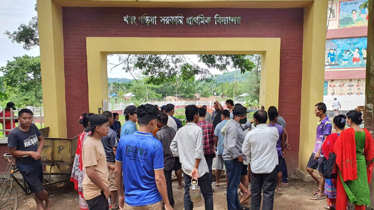 Read more about the article স্কুলের গেট ভেঙে পড়ে প্রাণ গেল ছাত্রের