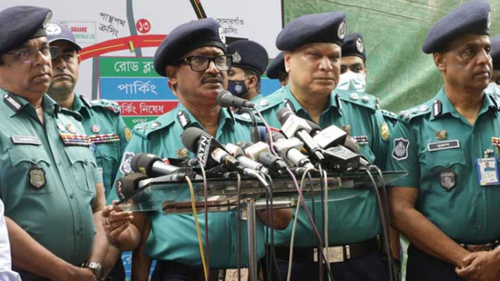 Read more about the article ধানমন্ডি ৩২ নম্বর ঘিরে নিশ্ছিদ্র নিরাপত্তাব্যবস্থা: ডিএমপি কমিশনার