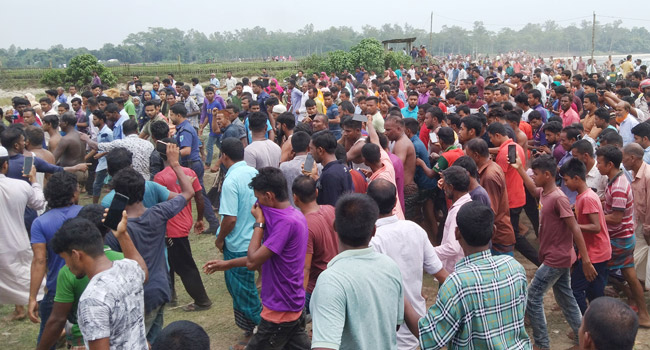 Read more about the article পঞ্চগড়ে নৌকাডুবি : মৃতের সংখ্যা বেড়ে ৫০