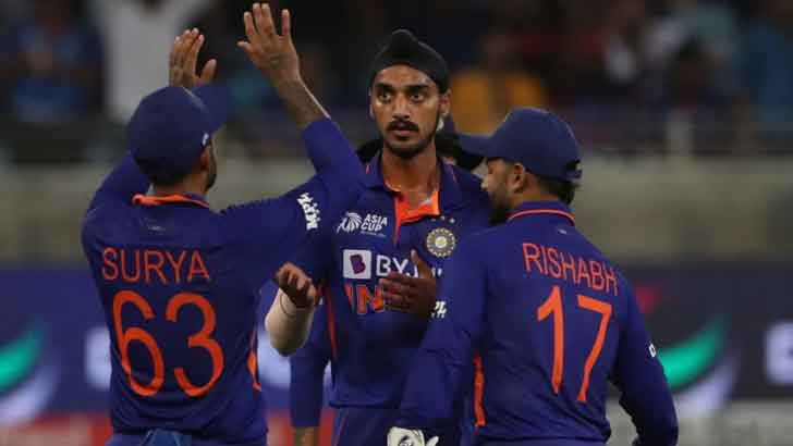 Read more about the article ভারতের হারে সোশ্যাল মিডিয়ায় আর্শদীপের তীব্র সমালোচনা