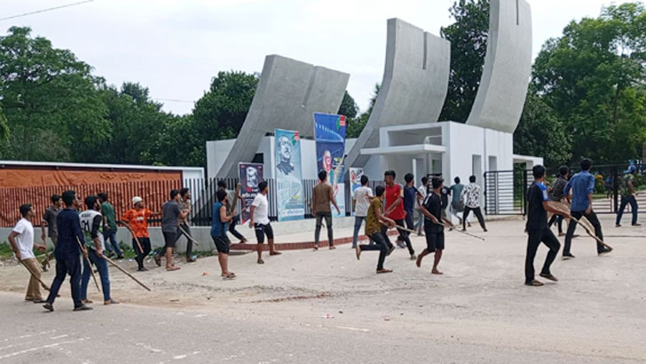 Read more about the article ছাত্রলীগের সংঘর্ষে রণক্ষেত্র কুমিল্লা বিশ্ববিদ্যালয়, আহত ৩০