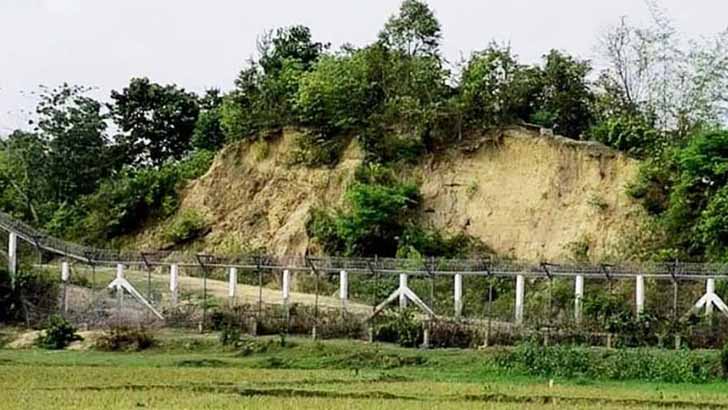 Read more about the article এবার উখিয়া সীমান্ত কাঁপছে মিয়ানমার বাহিনীর গোলার শব্দে