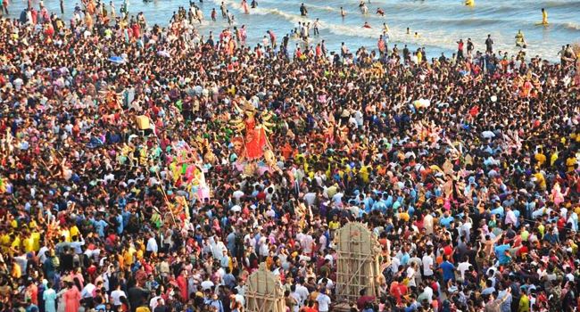 Read more about the article টানা ছুটিতে লাখো মানুষ কক্সবাজার সমুদ্র সৈকতে