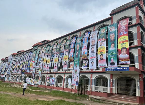 Read more about the article সেই কলেজ ভবন থেকে সরানো হলো রাজনৈতিক ব্যানার-ফেস্টুন