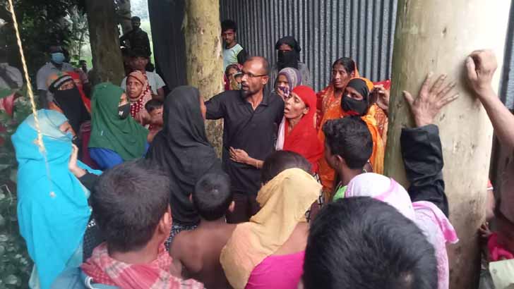 Read more about the article দুই ছেলেসহ মায়ের লাশ পড়ে ছিল ঘরের মধ্যে