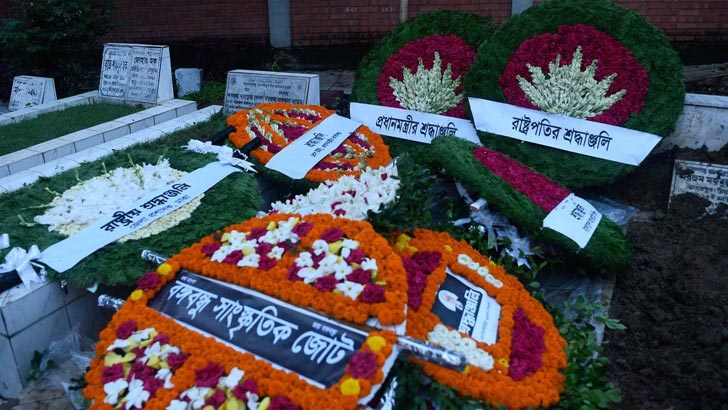 Read more about the article বনানী কবরস্থানে চিরনিদ্রায় শায়িত তোয়াব খান