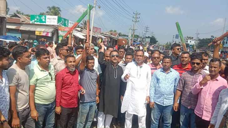 Read more about the article বিএনপির সমাবেশ: মহাসড়কে আ.লীগের বৈঠা মিছিল