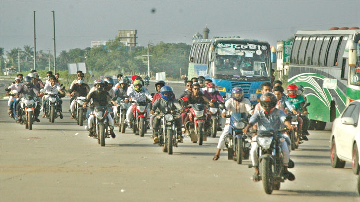 Read more about the article মহাসড়কে মোটরসাইকেল বন্ধের সুপারিশ