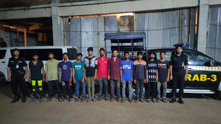 Read more about the article সন্ধ্যা নামতেই বেপরোয়া হয়ে উঠে তারা