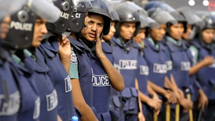 Read more about the article পুলিশের জন্য হেলমেট-জ্যাকেট, আসামিদের জন্য ফের ডাণ্ডাবেড়ি