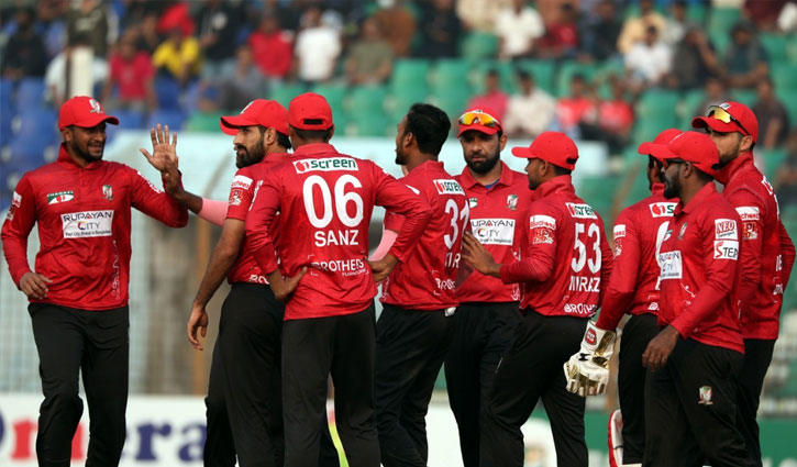 Read more about the article সাকিব ঝড়ে বরিশালের জয়, কুমিল্লার হ্যাটট্রিক পরাজয়