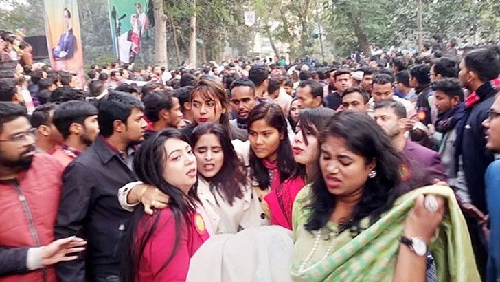 Read more about the article ছাত্রলীগের মঞ্চ ভেঙে আহত কয়েকজন ঢামেকে