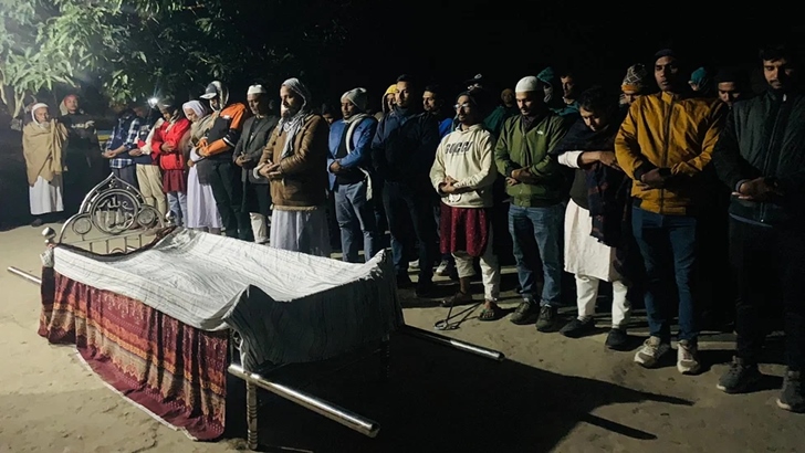 Read more about the article শরীয়তপুরে হাতকড়া-ডাণ্ডাবেড়ি নিয়ে মায়ের জানাজায় ছাত্রদল নেতা