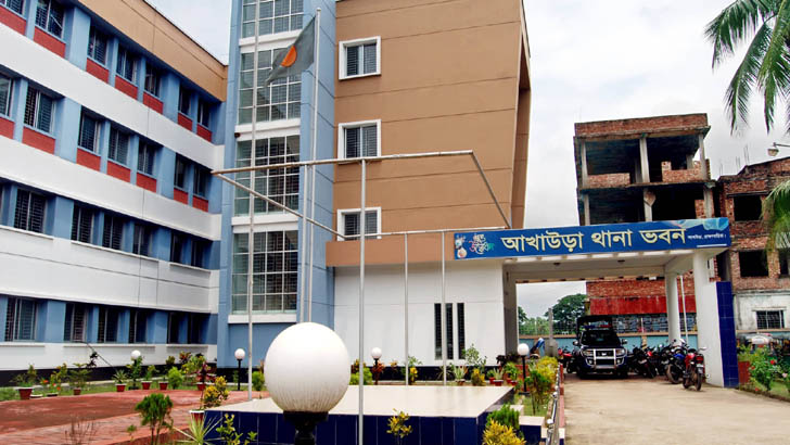 Read more about the article গ্রেফতার এড়াতে পুলিশের সামনেই বিষপান!