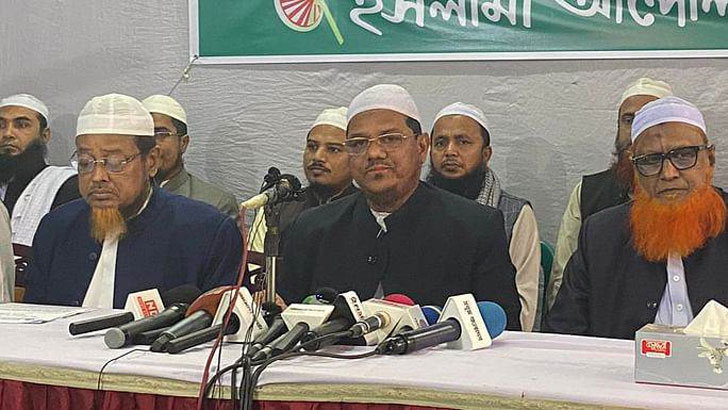 Read more about the article ইতিহাস বিকৃতির পাঠ্যবই বাতিল করতে হবে: চরমোনাই পীর