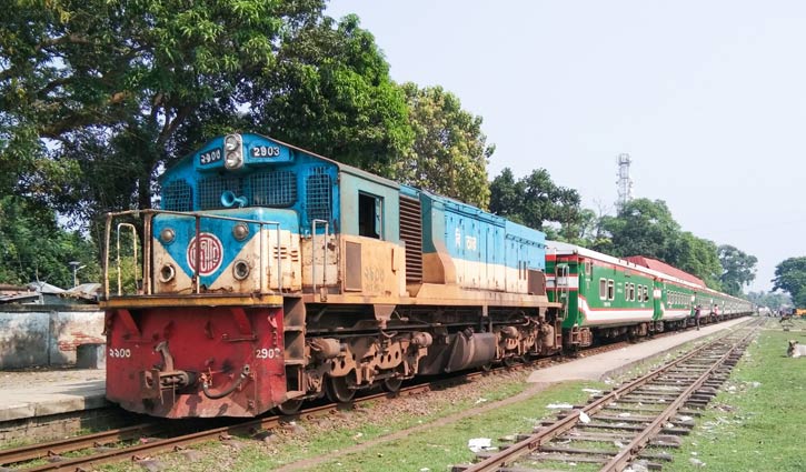 Read more about the article ট্রেনের ছাদে সেলফি তুলতে গিয়ে প্রাণ গেলো যুবকের