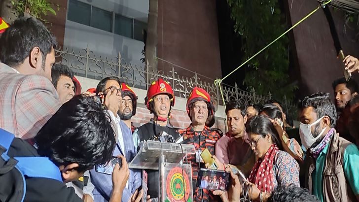 Read more about the article ভবনে আর কোনো ব্যক্তি আটকা নেই: ফায়ার সার্ভিসের ডিজি