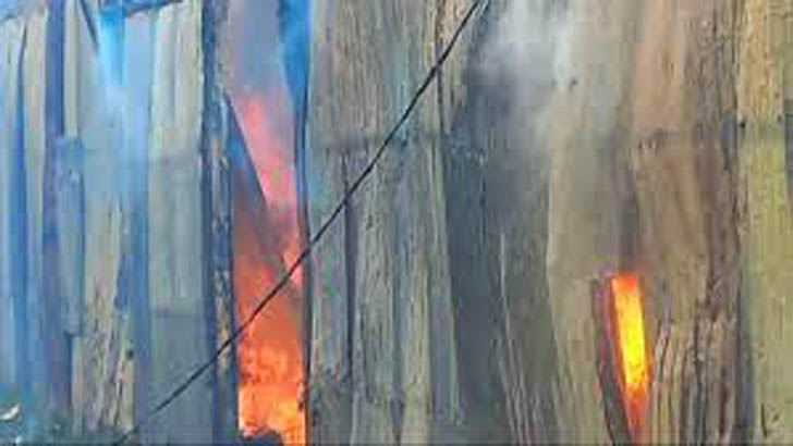 Read more about the article গাজীপুরে ঝুটের গোডাউনে আগুন