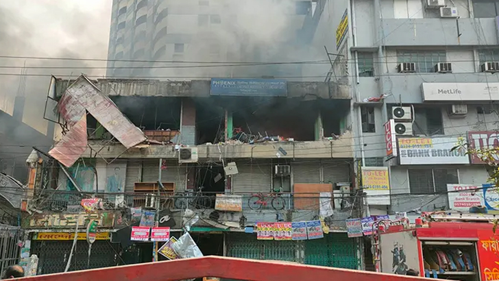 Read more about the article এসি বিস্ফোরণে রাজধানীতে ভবনে আগুন