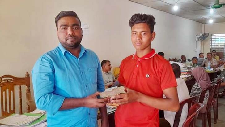 Read more about the article রিকশায় ফেলে যাওয়া প্রায় ২ লাখ টাকা ফিরিয়ে দিলেন চালক!