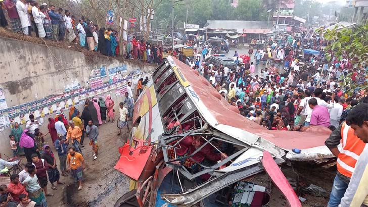 Read more about the article এক্সপ্রেসওয়ের দুর্ঘটনায় নিহত বেড়ে ১৯